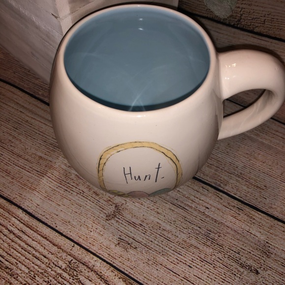 2/$25 🎉🎉NWT Rae Dunn “Hunt” globe style mug - Picture 2 of 3